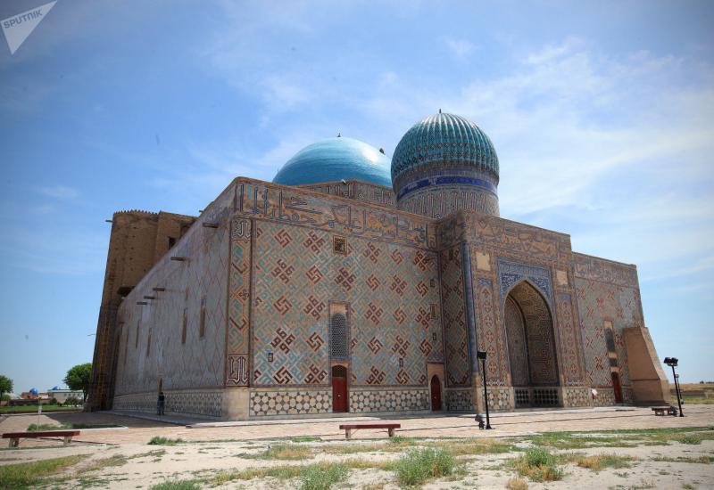 Turkestan je kraj, kjer vera živi naprej. Potovanje v Turkestan skozi svete kraje, sopotniki