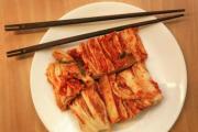 Resepti korealaistyylisen kimchin tekemiseen valokuvalla Kaalikimchi, yksinkertainen resepti kiinankaalille