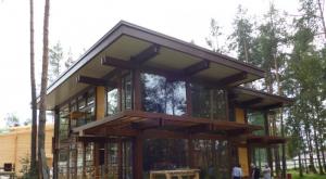 Stand de estructura con entramado de madera y tecnología del edificio